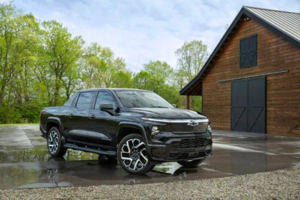 И накрая, през юбилейната 2024 година дебютира Silverado EV RST &ndash; електрически пикап, разработен от нулата. Автомобилът получава най-големия пробег с едно зареждане на батерията в класа - 704 км, както и задвижване на четирите колела. Пикапът може да дърпа ремарке с тегло до 4500 кг.

